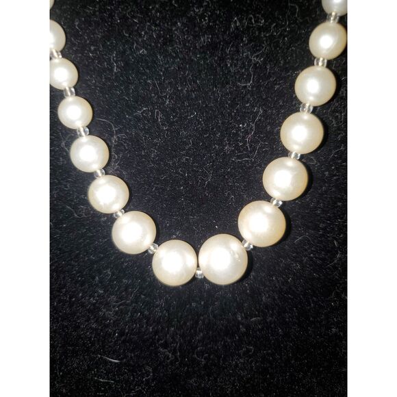 A Vintage Japan Faux Pearl Necklace Classic Timeless Elegant Costume Jewelry - Picture 2 of 7